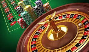 Dealer profesional membagikan kartu dengan transparansi penuh Dealer langsung di meja baccarat venus303 membagikan kartu dengan presisi